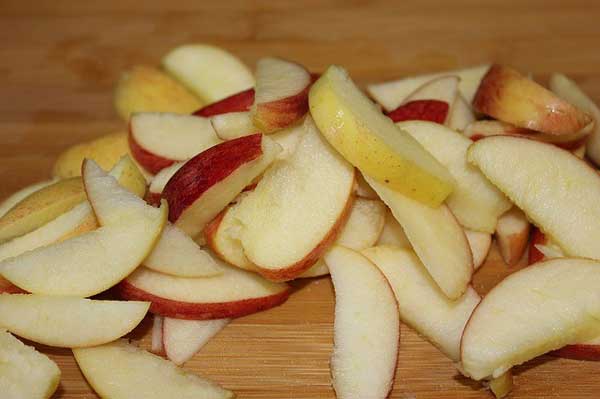How do you prepare Apples for budgies