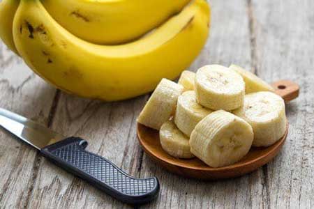 How do you prepare bananas for budgies