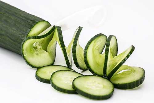How do you prepare cucumbers for budgies