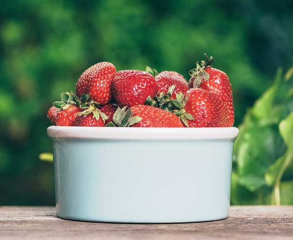 How do you prepare strawberries for budgies