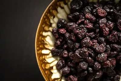 Health Benefits of Cockatiels Eating Raisins