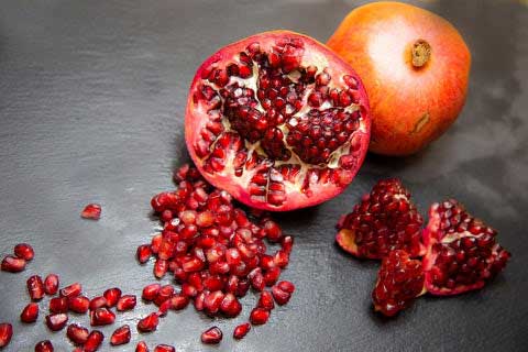 How Do You Prepare Pomegranate for Cockatiels