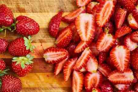 How Do You Prepare Strawberries For Cockatiels