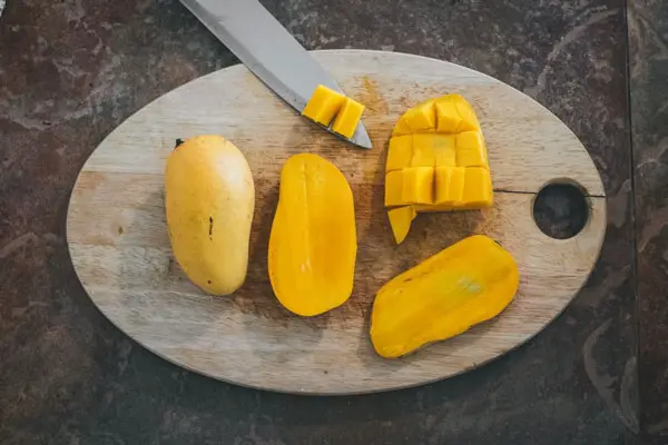 How to serve mango to cockatiels